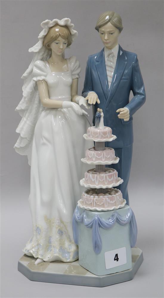 A Lladro bride and groom height 34cm